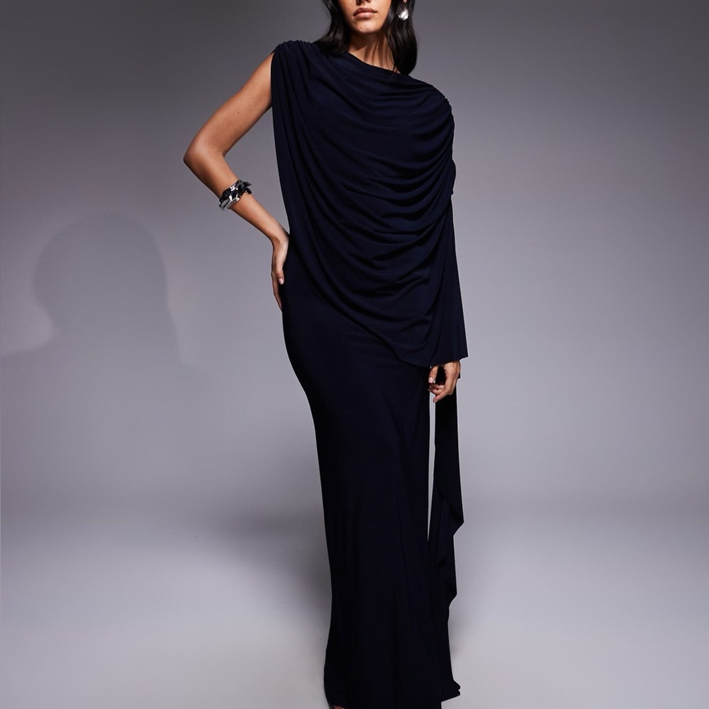 ASOS DESIGN one shoulder cape maxi dress in navy

Only worn once

Black tie gala